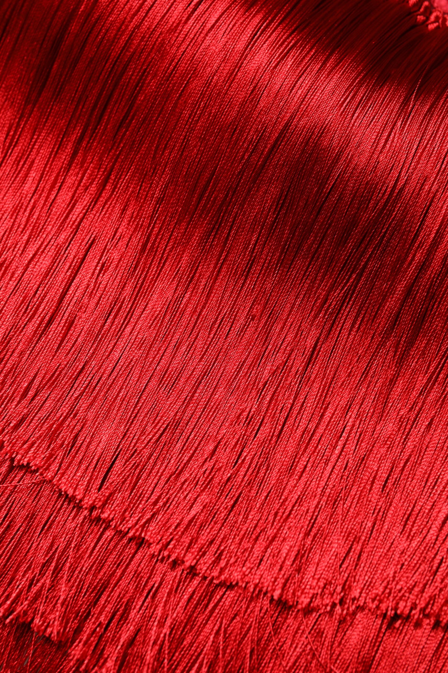 Top corto de tubo con flecos y sin tirantes de seda roja