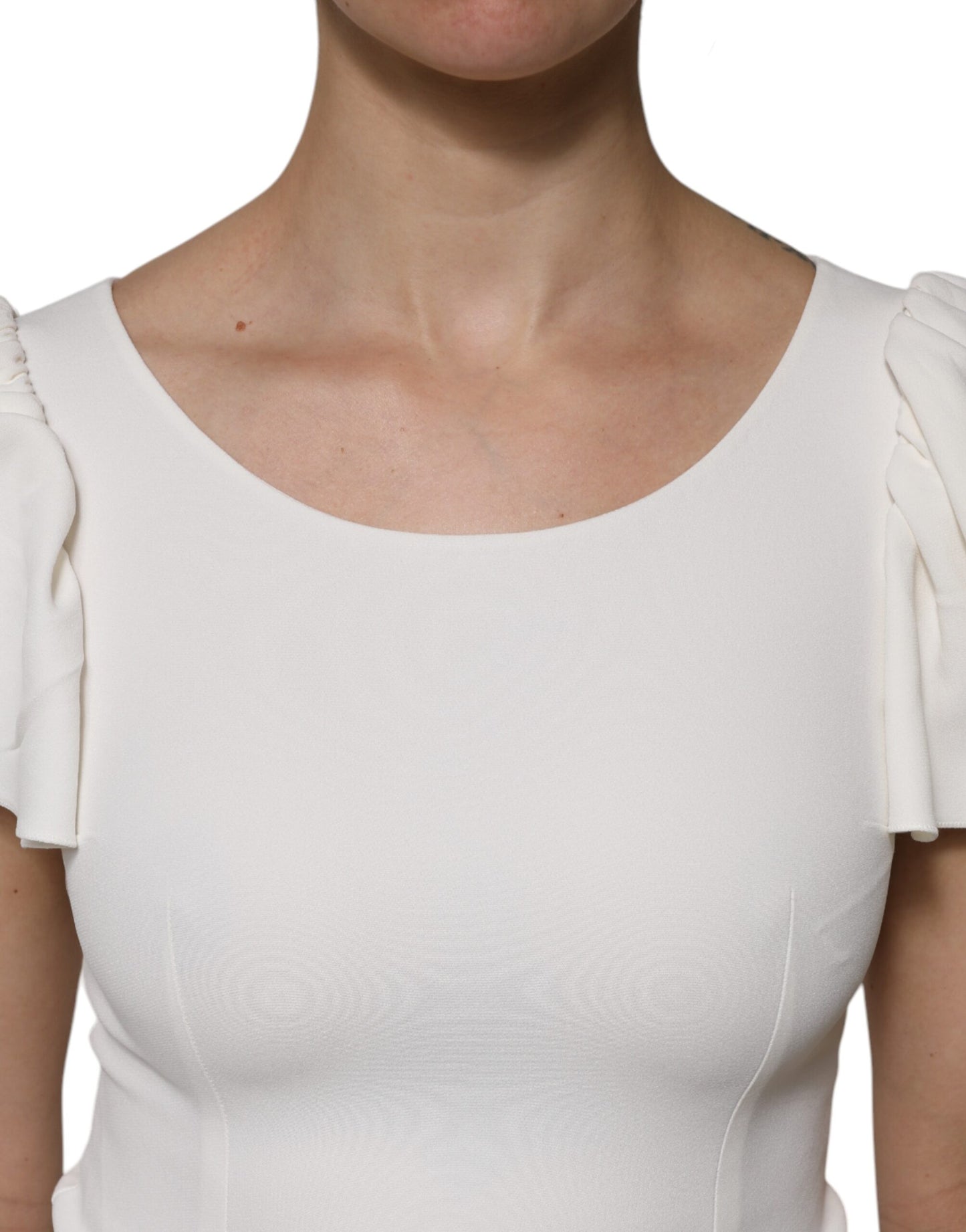 Top de viscosa blanca con cuello redondo y mangas cortas
