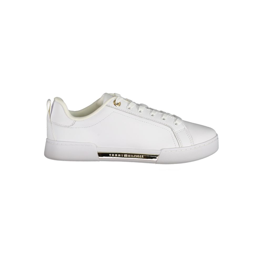 Zapatillas blancas elegantes con cordones y detalle en contraste