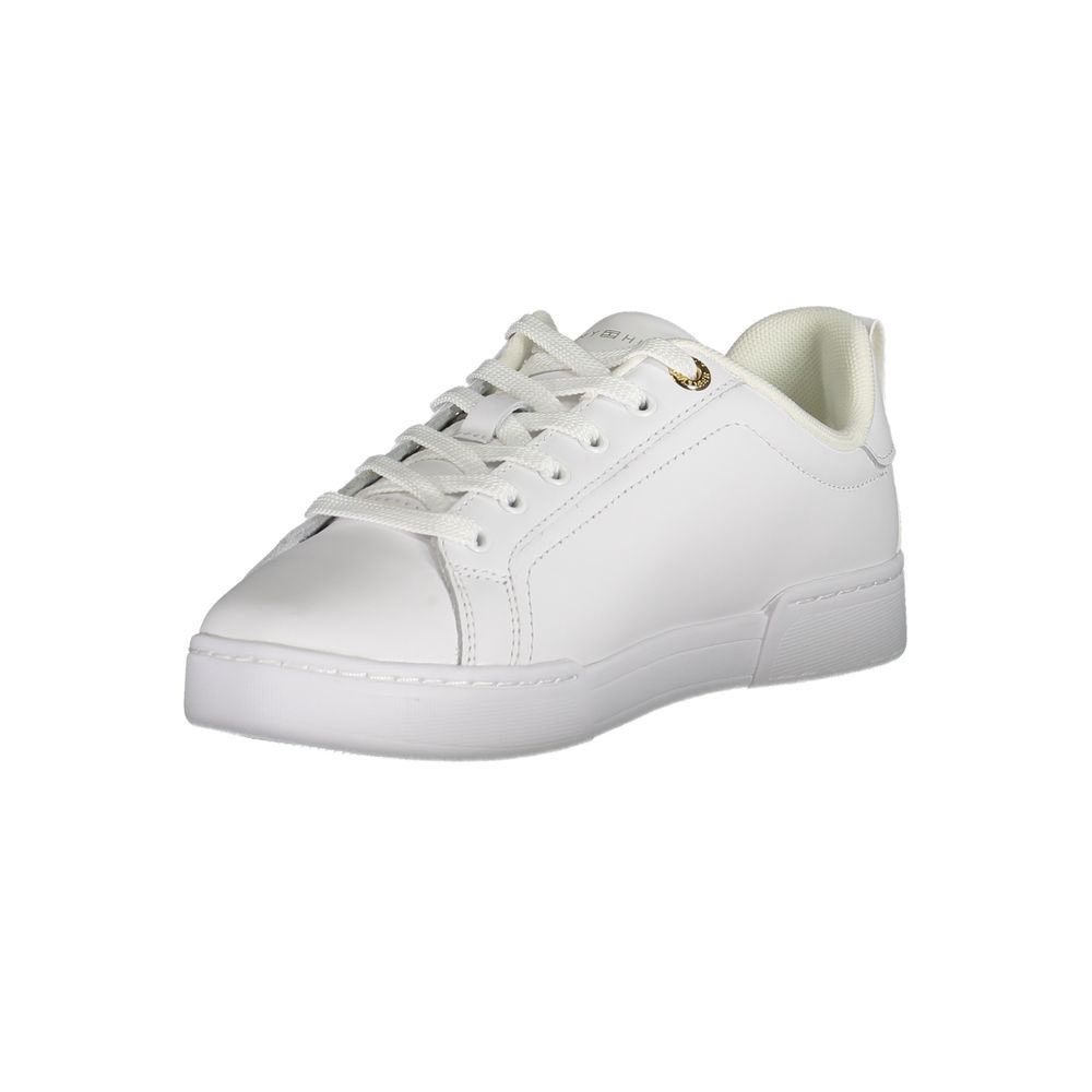 Zapatillas blancas elegantes con cordones y detalle en contraste