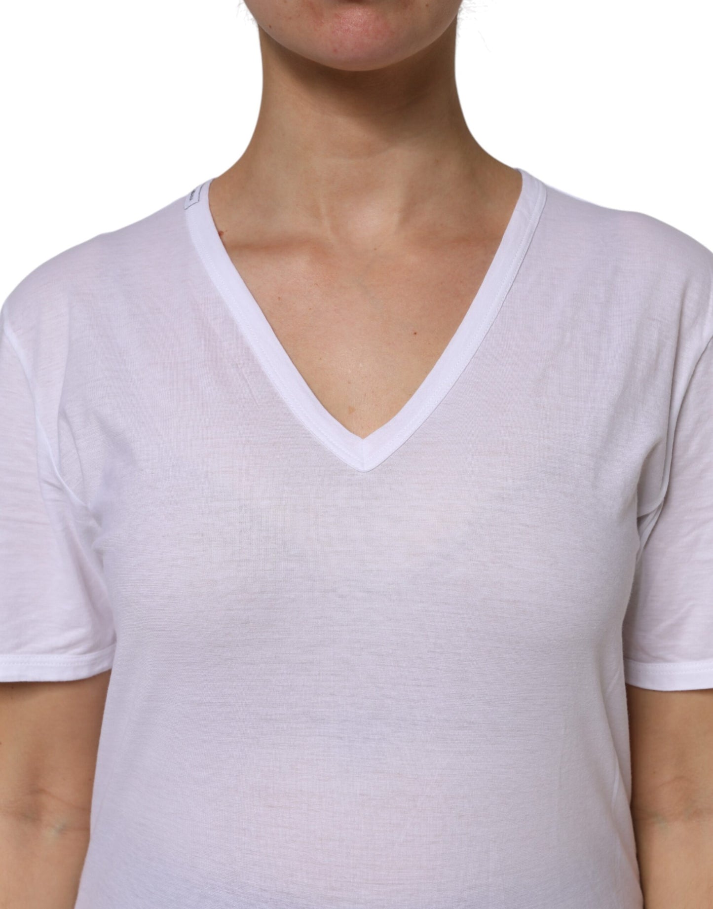 Camiseta blanca de algodón con cuello en V y mangas cortas
