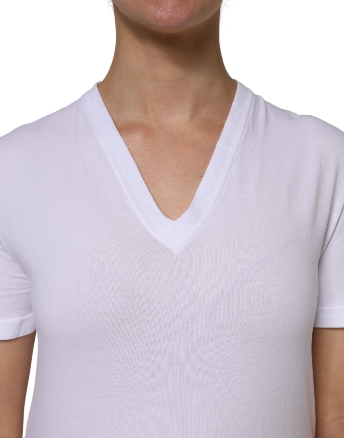 Camiseta blanca de algodón con cuello en V y mangas cortas