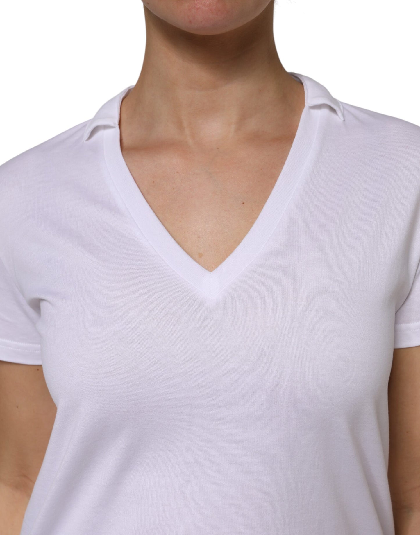 Camiseta blanca de algodón con cuello en V y manga corta