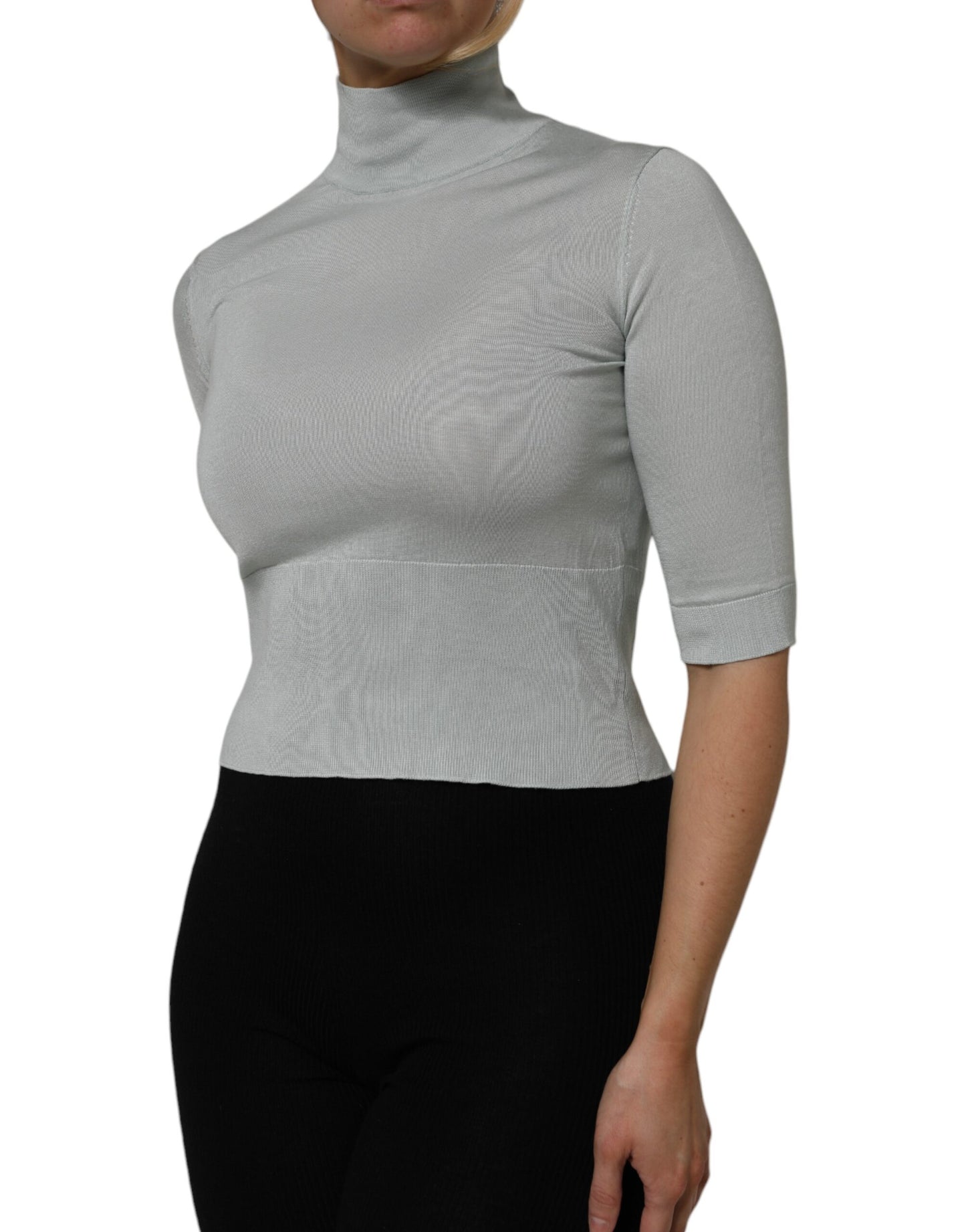 Top de cuello alto de seda verde claro con mangas 3/4