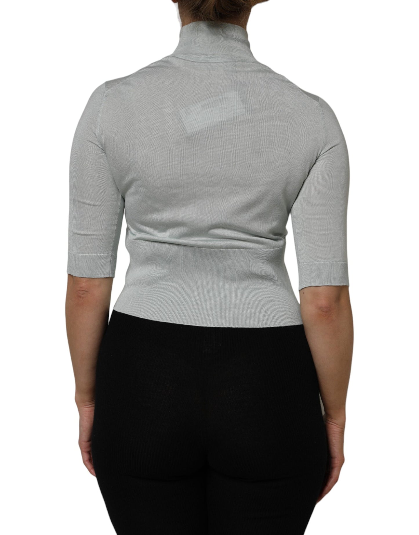 Top de cuello alto de seda verde claro con mangas 3/4