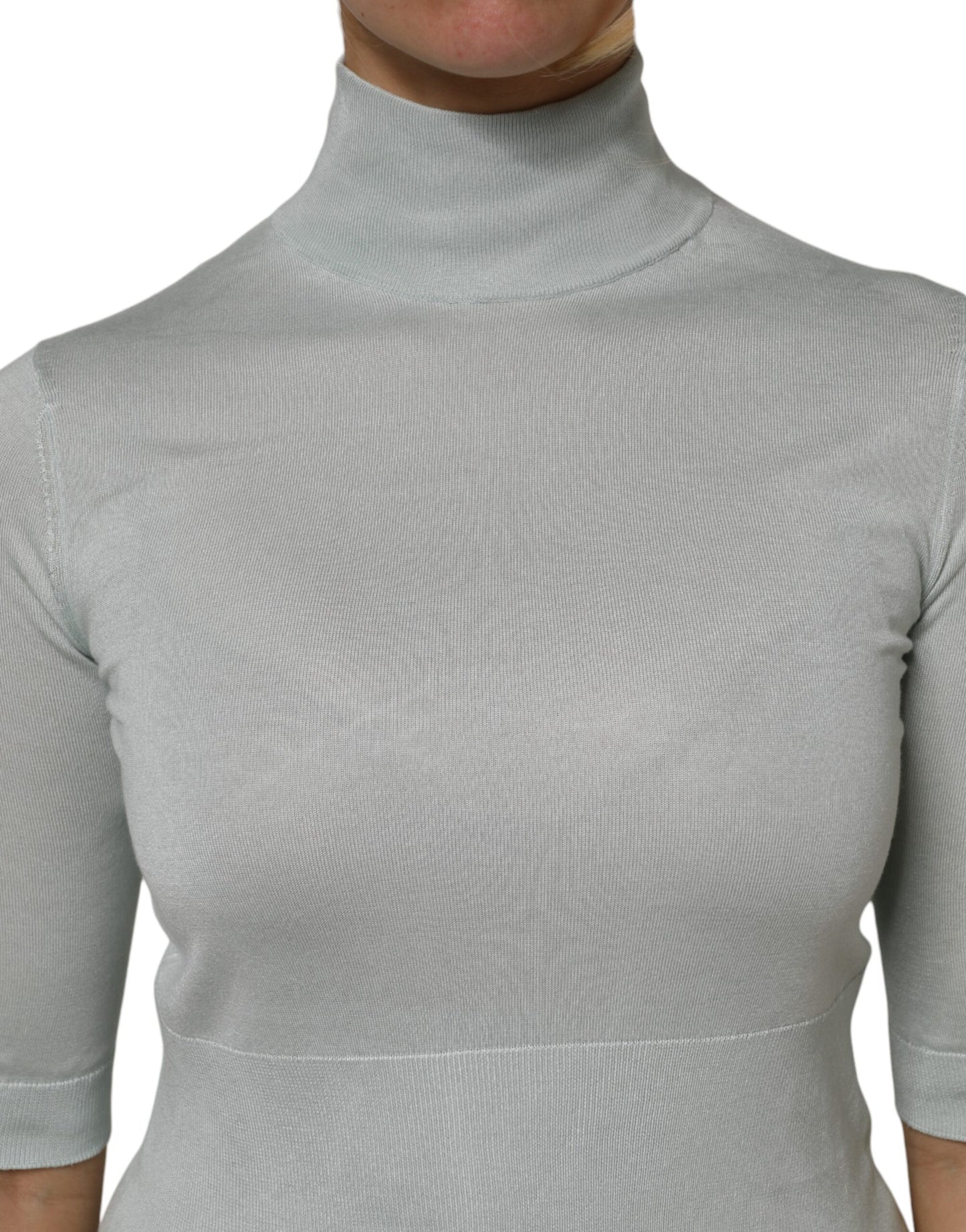 Top de cuello alto de seda verde claro con mangas 3/4