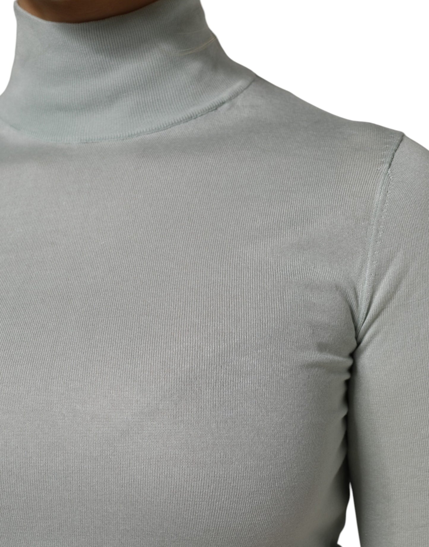 Top de cuello alto de seda verde claro con mangas 3/4