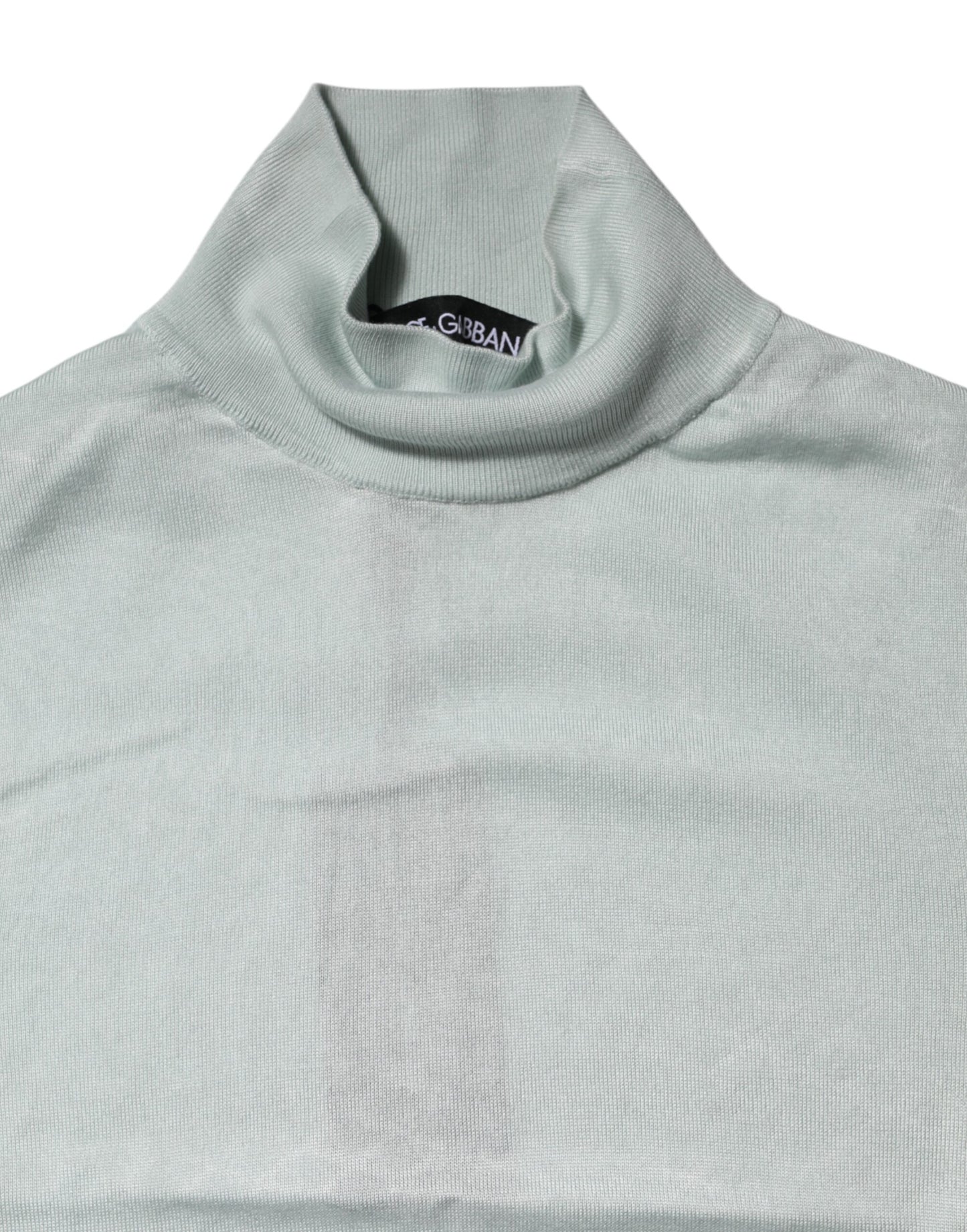 Top de cuello alto de seda verde claro con mangas 3/4