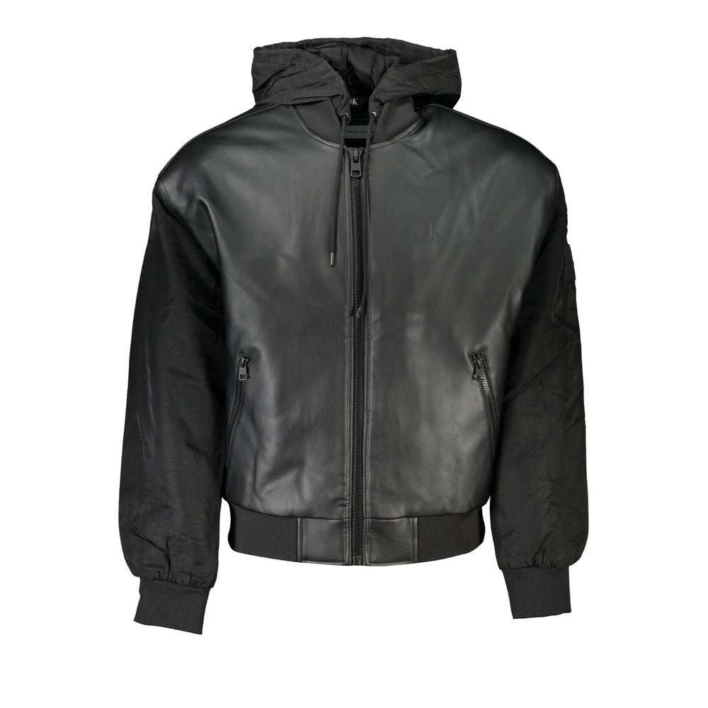 Chaqueta elegante negra con capucha y detalles en contraste