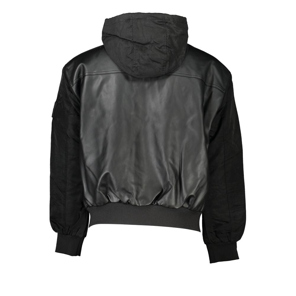 Chaqueta elegante negra con capucha y detalles en contraste