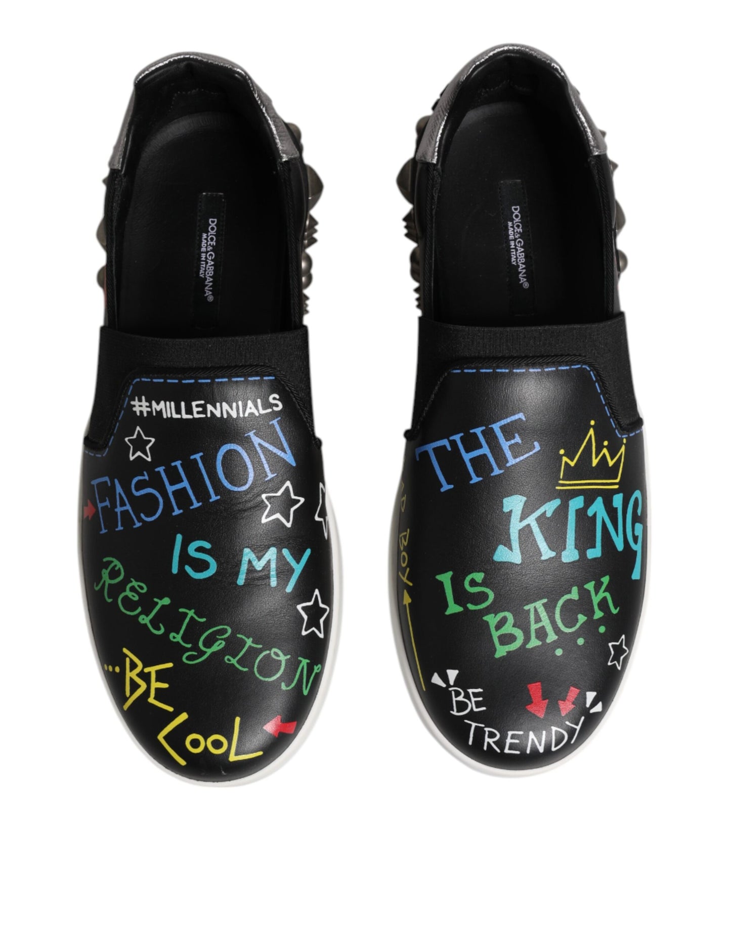 Zapatillas deportivas de cuero negro con tachuelas y grafiti