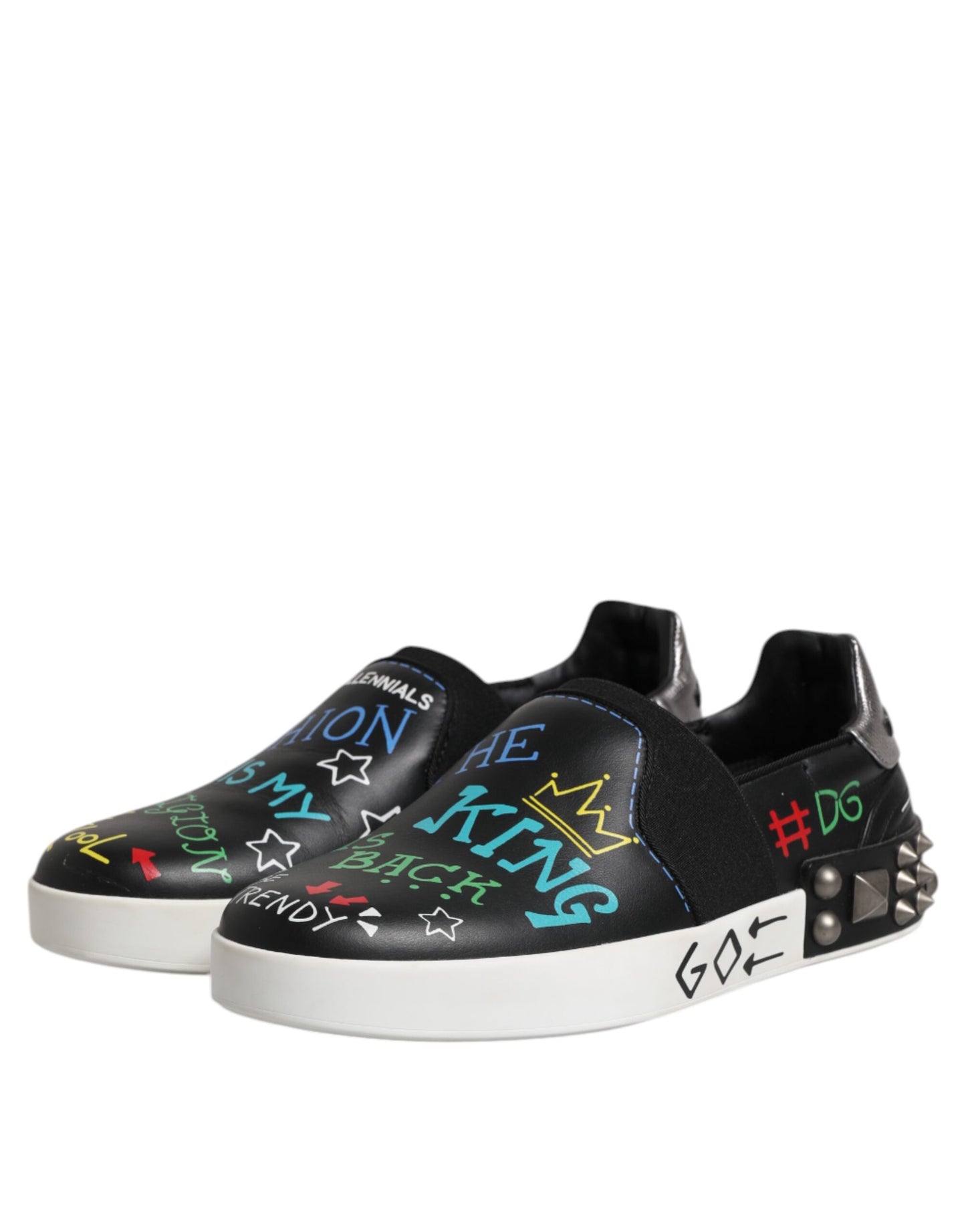 Zapatillas deportivas de cuero negro con tachuelas y grafiti
