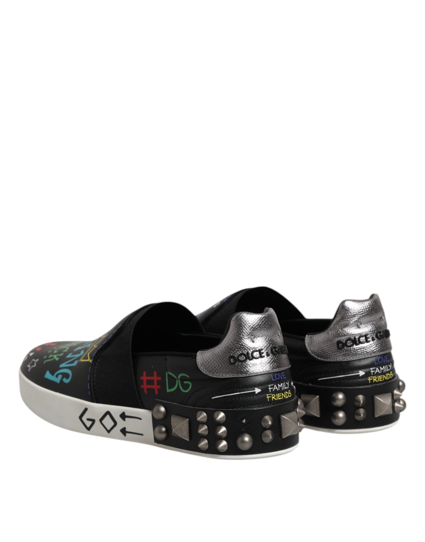 Zapatillas deportivas de cuero negro con tachuelas y grafiti