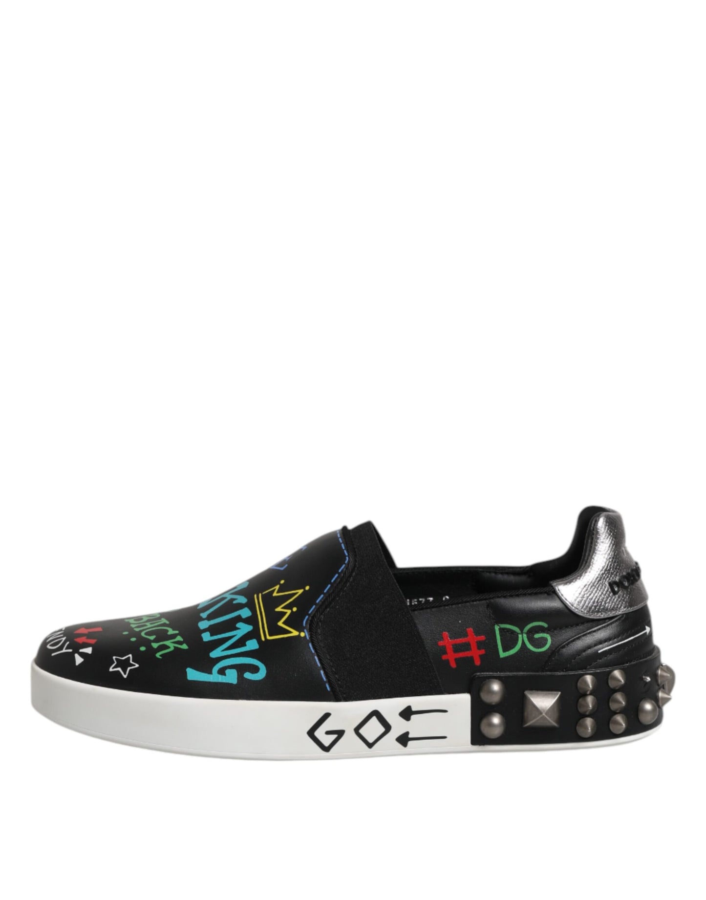 Zapatillas deportivas de cuero negro con tachuelas y grafiti