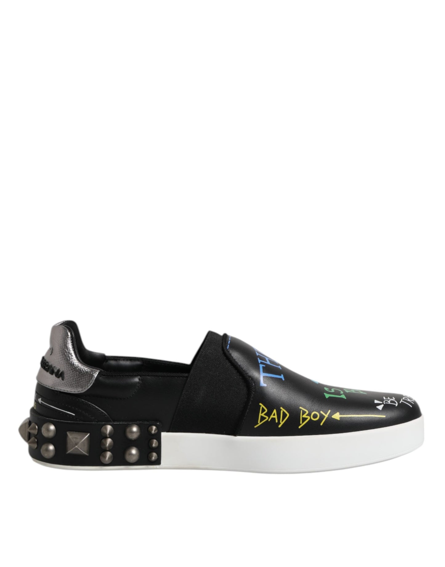 Zapatillas deportivas de cuero negro con tachuelas y grafiti