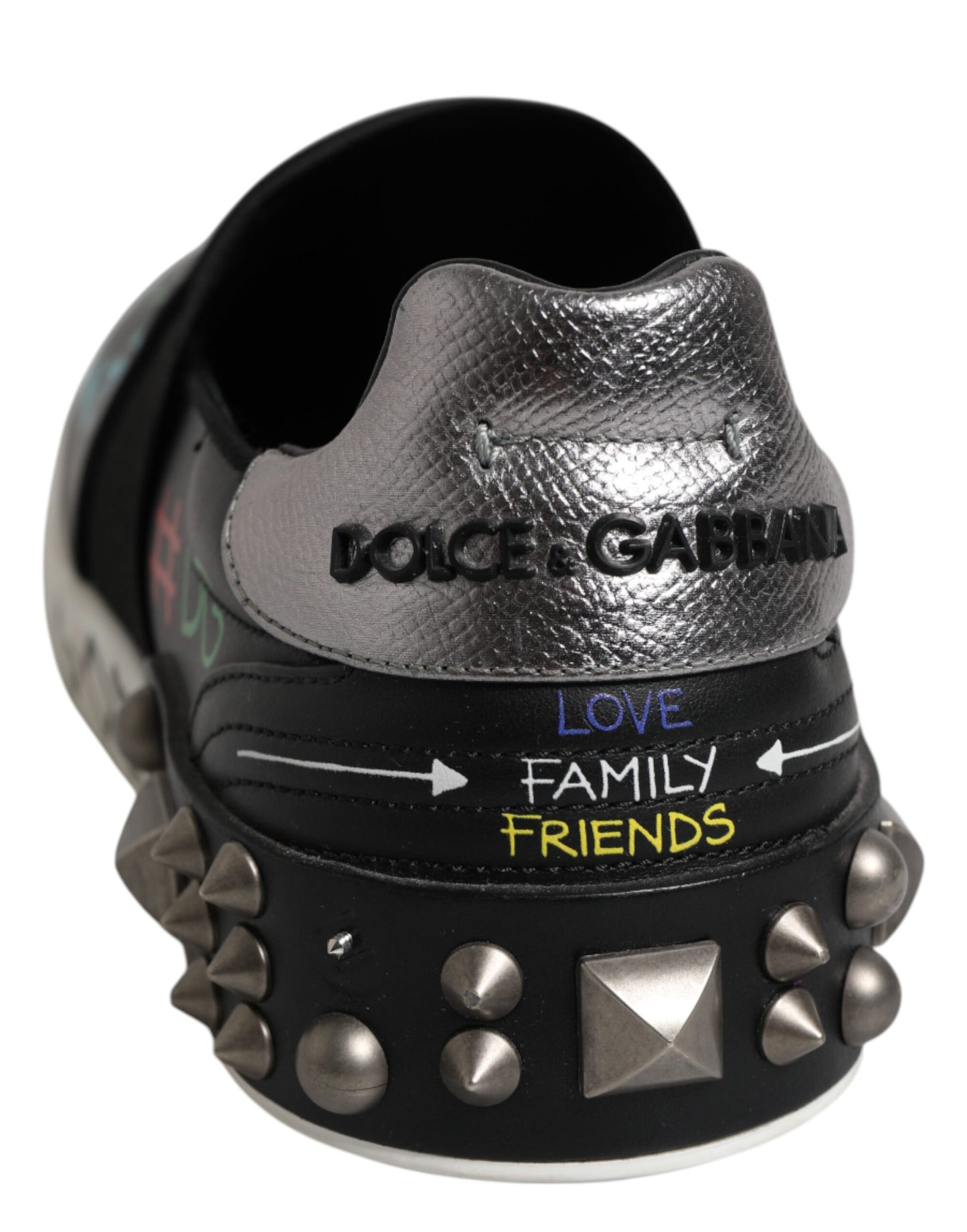 Zapatillas deportivas de cuero negro con tachuelas y grafiti