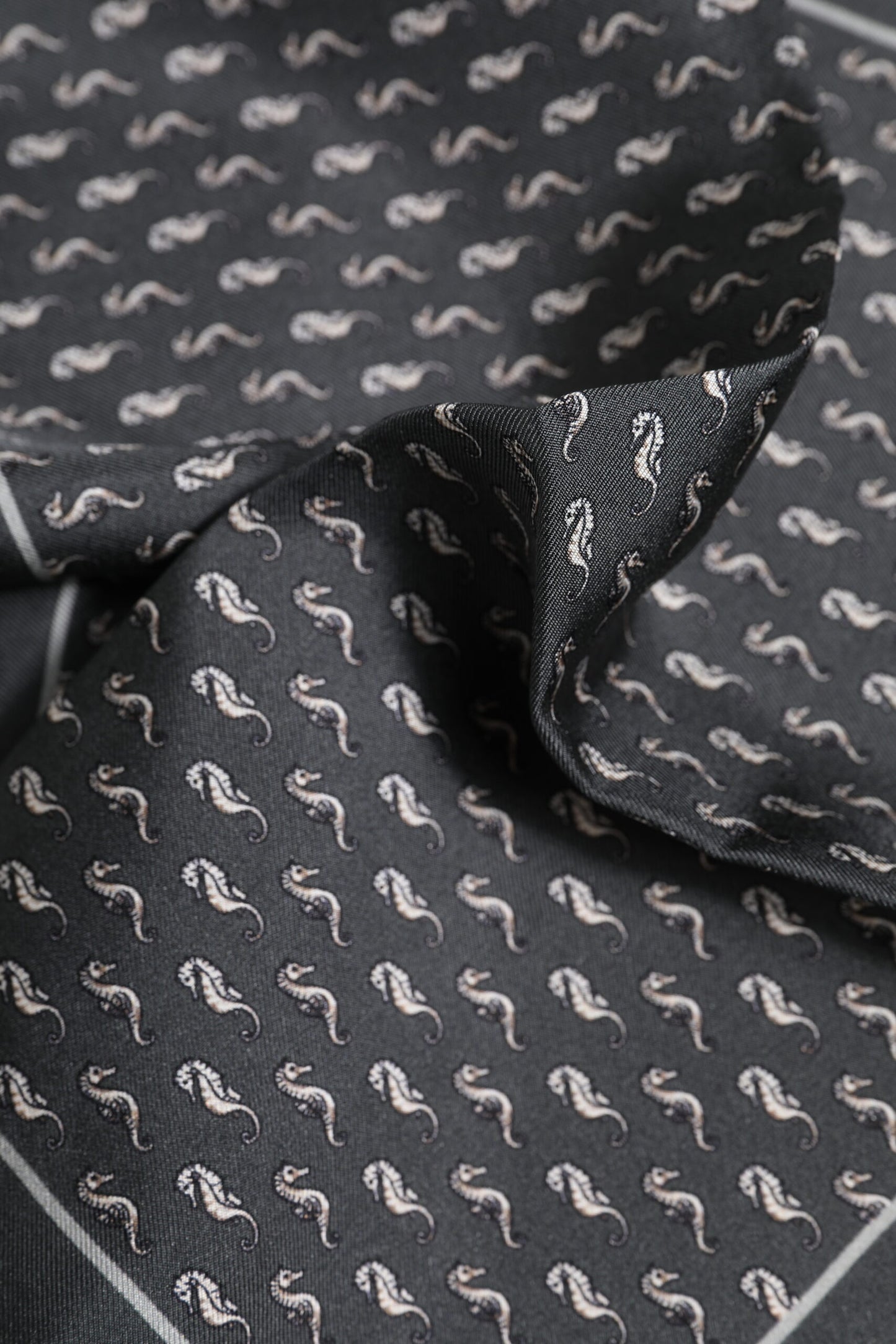 Foulard carré en soie imprimé poisson noir pour homme