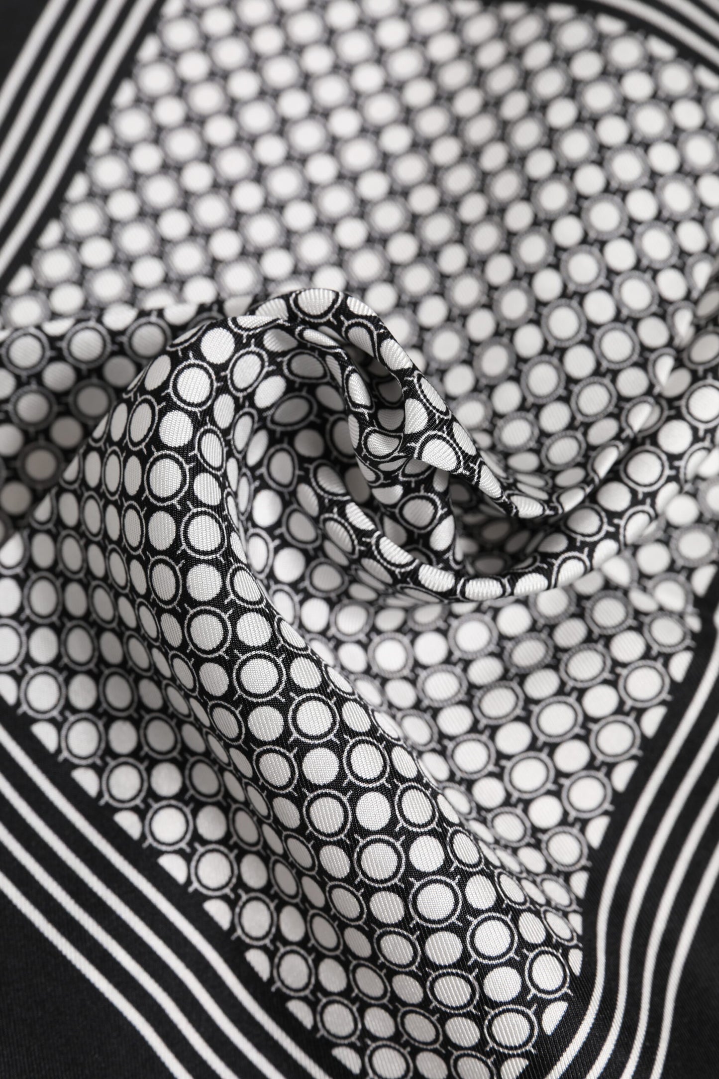 Foulard carré à motifs noirs et blancs pour homme