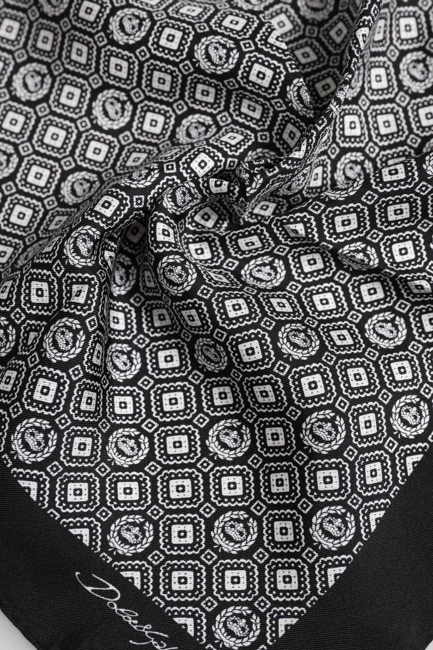Foulard carré à motifs noirs et blancs