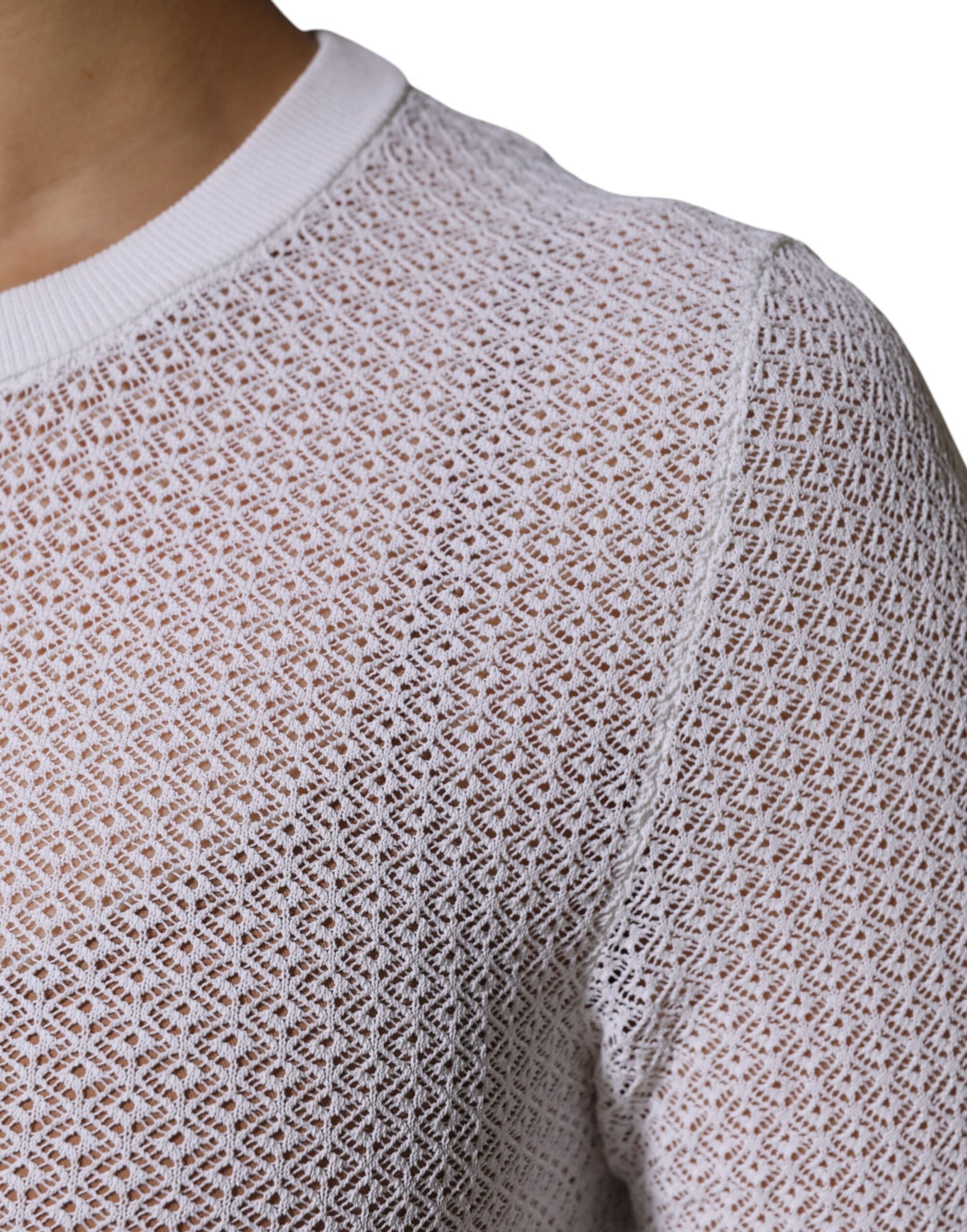 Top tipo jersey blanco de cuello redondo y manga larga