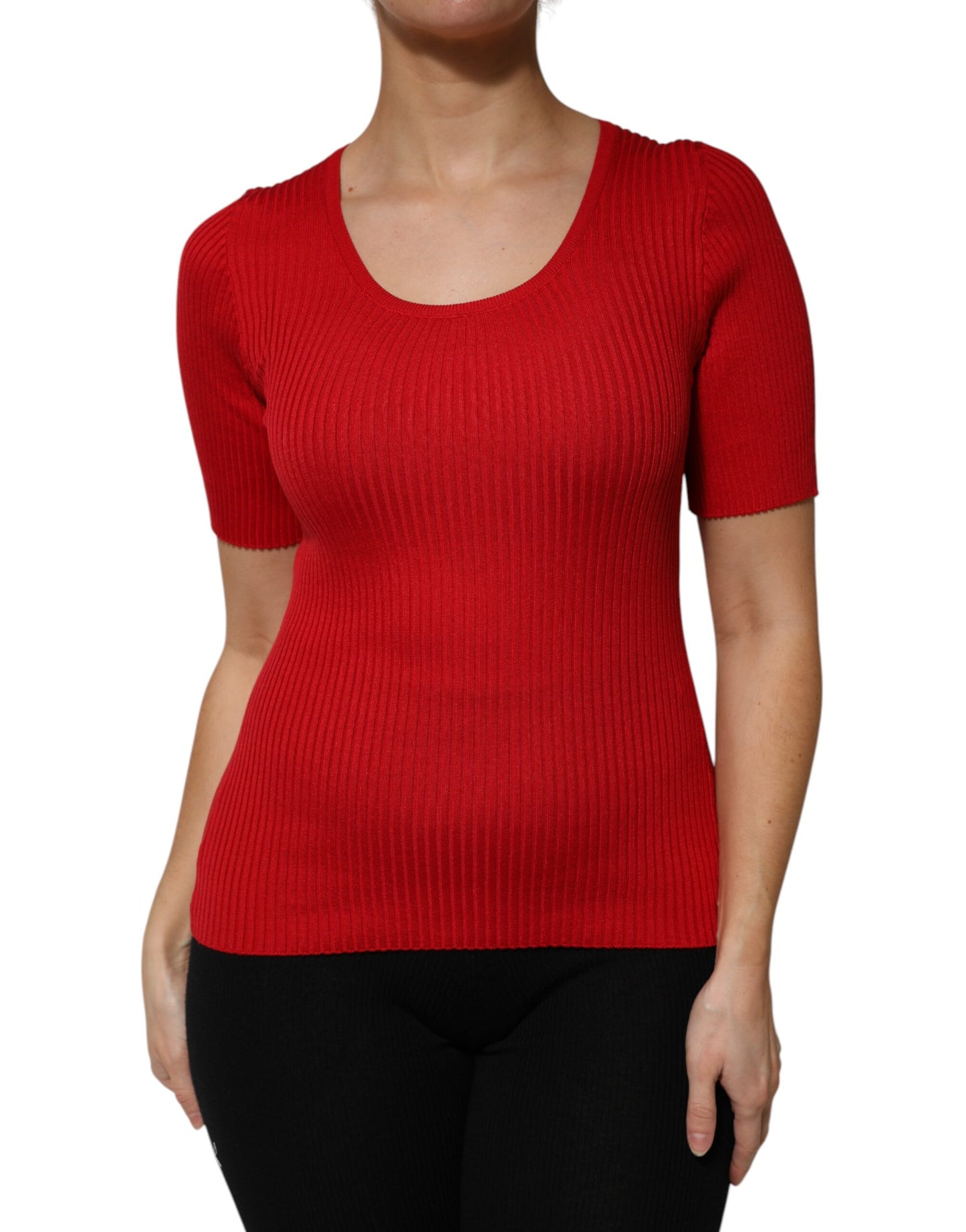 Top rojo de cuello redondo y manga corta
