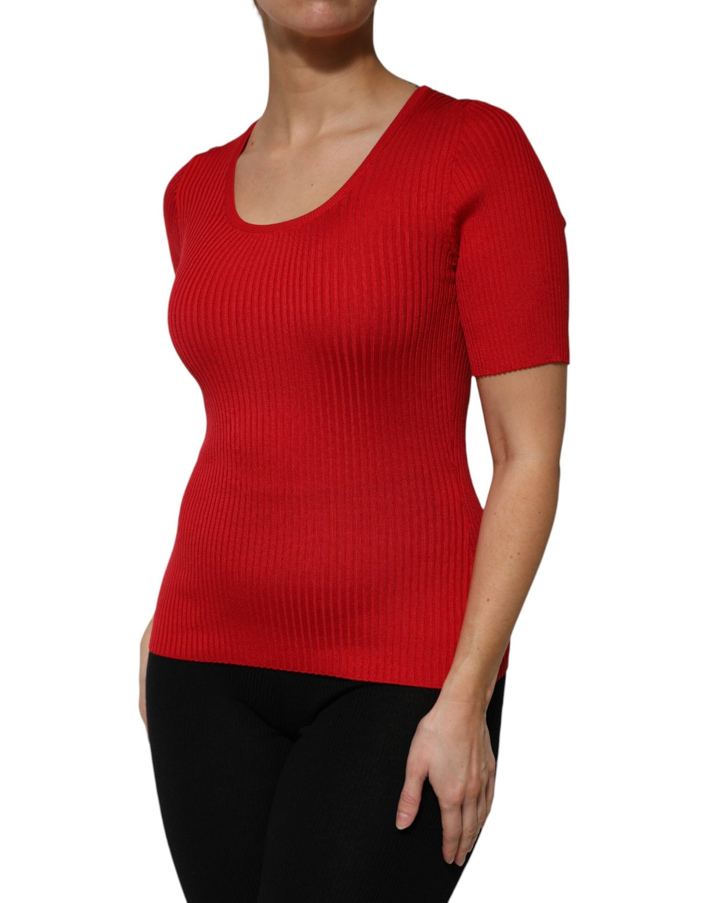 Top rojo de cuello redondo y manga corta