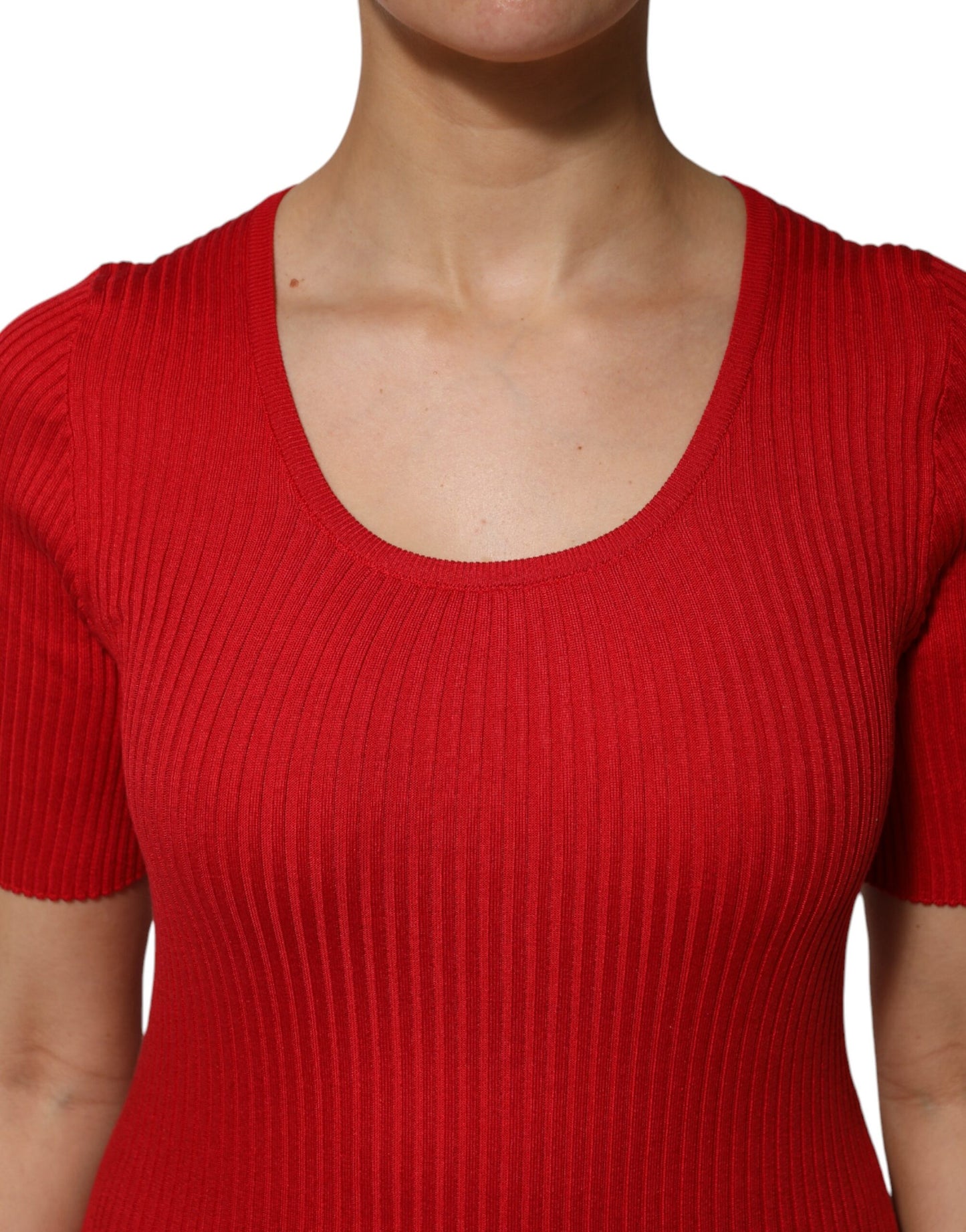 Top rojo de cuello redondo y manga corta