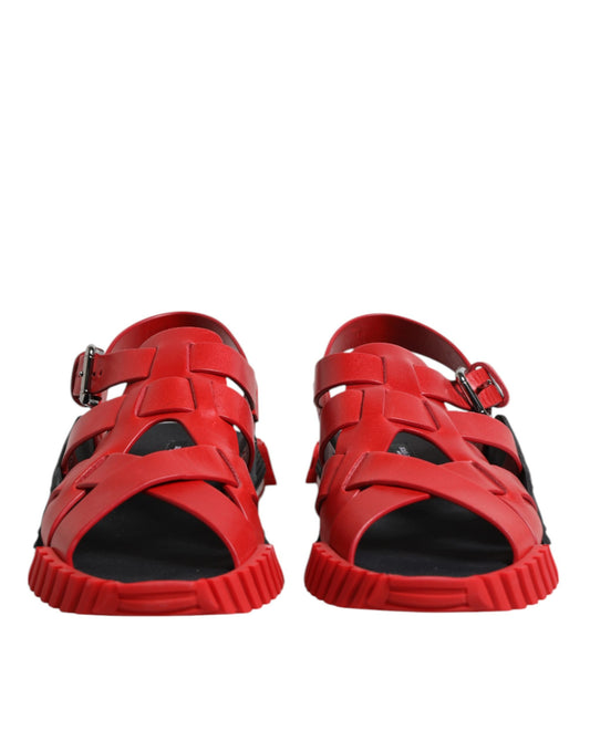 Sandalias de cuero rojo y negro con tiras en el tobillo