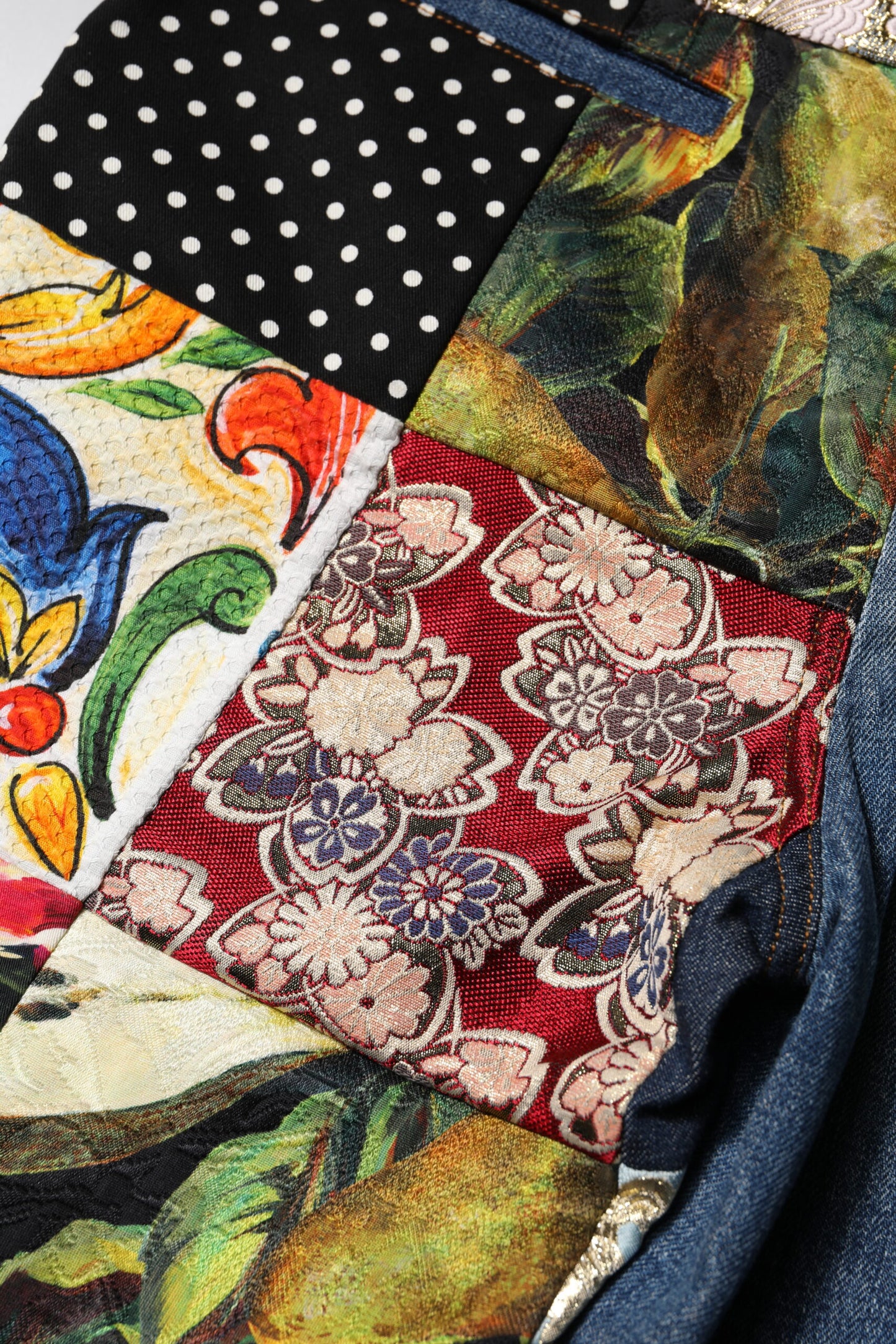 Vaqueros de mezclilla de cintura alta con parches de ámbar azul