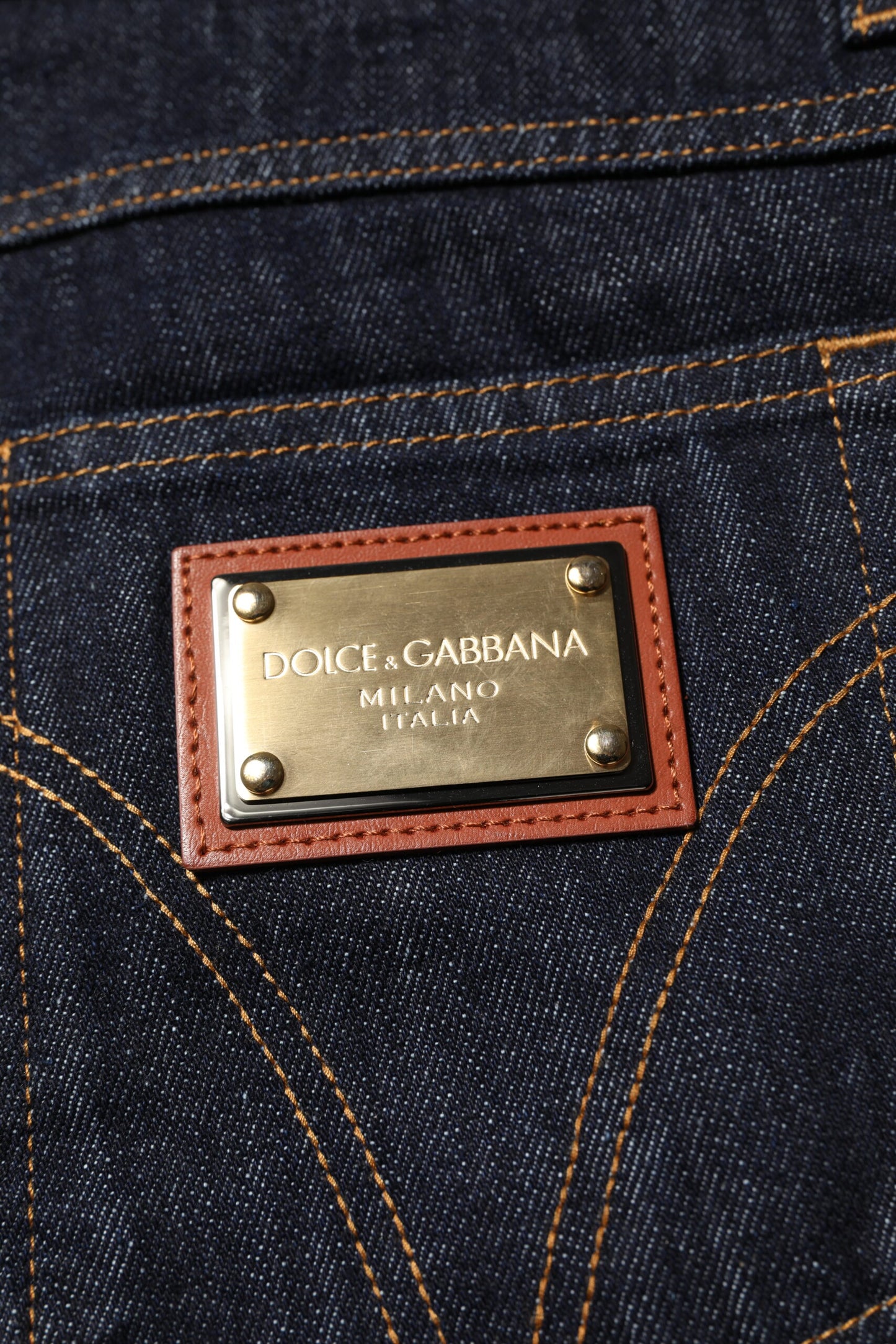 Vaqueros de algodón azul oscuro con placa de logotipo para hombre