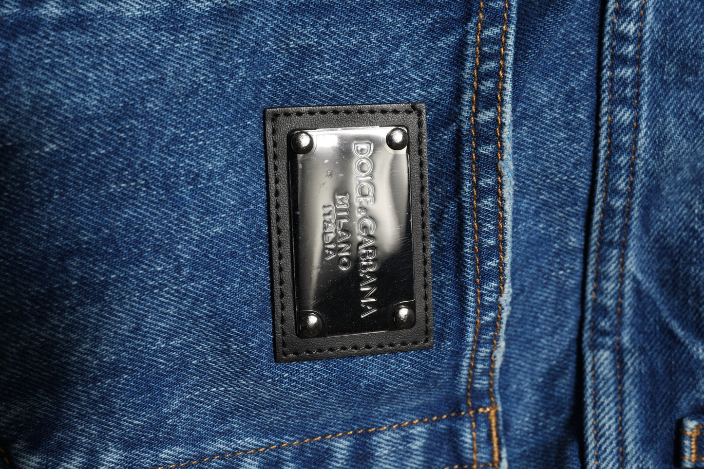 Vaqueros de algodón azul con placa del logotipo