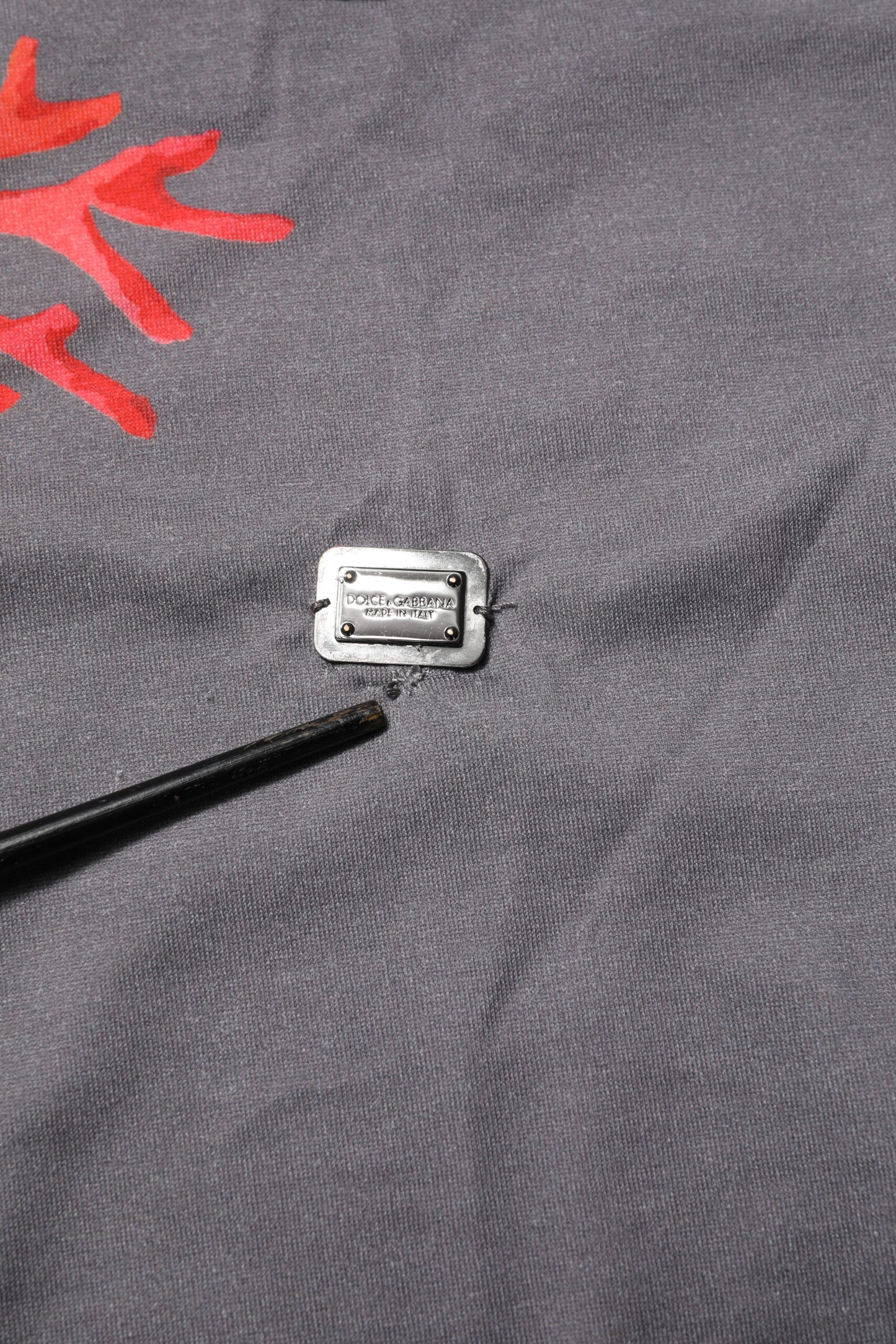 T-shirt en coton gris avec plaque logo imprimée corail