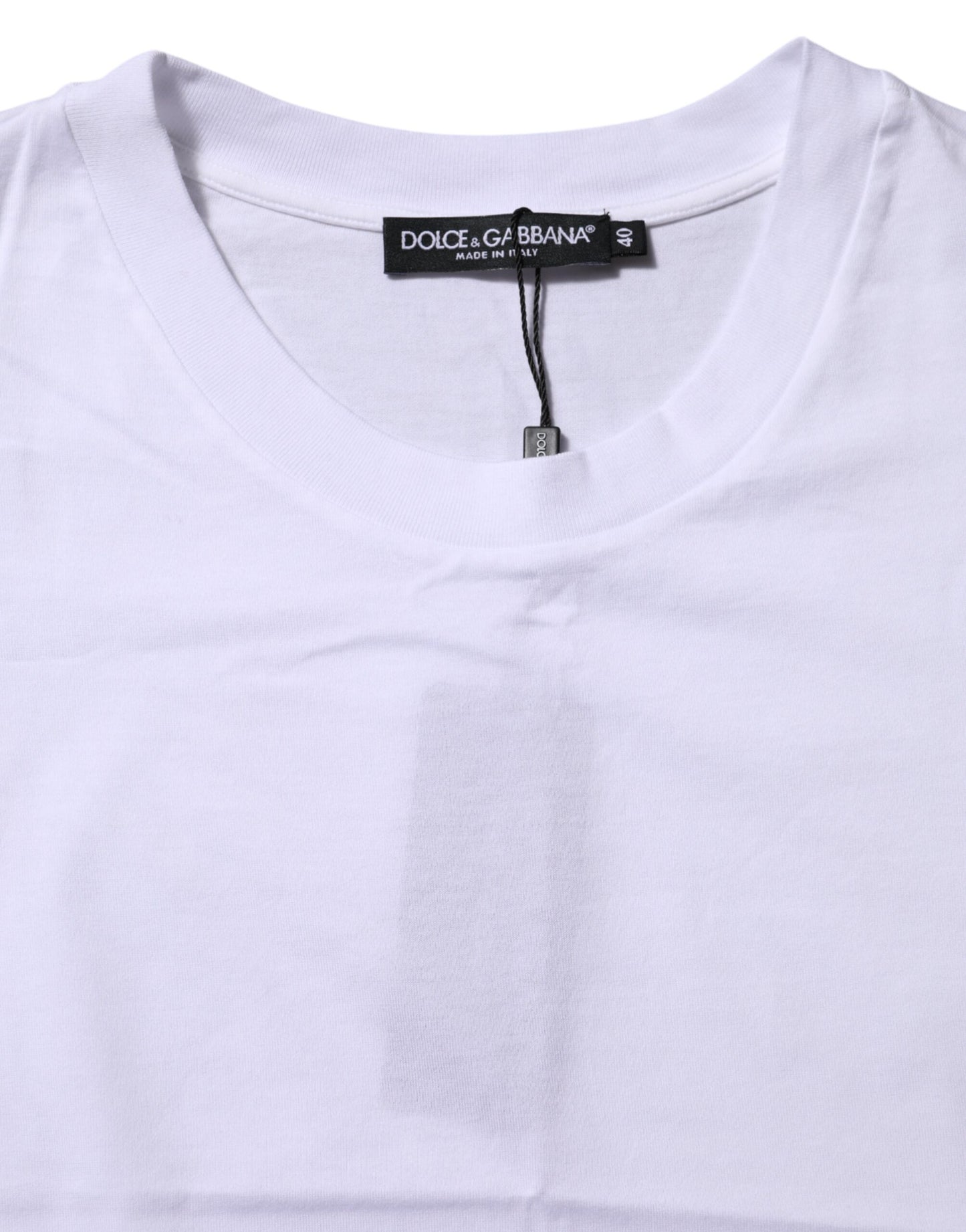 Camiseta blanca de algodón con cuello redondo y manga corta