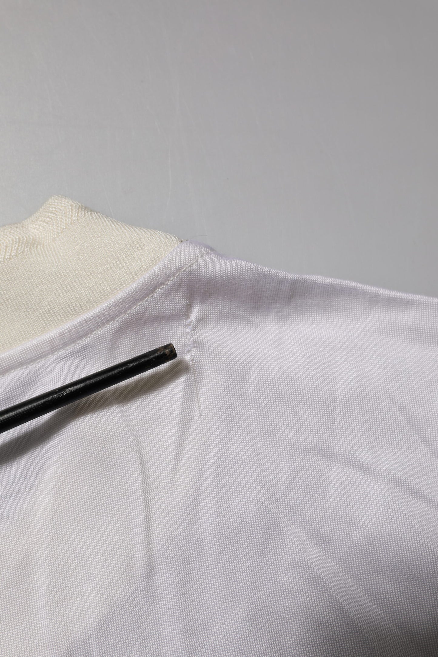 T-shirt ras du cou en soie blanche à manches longues