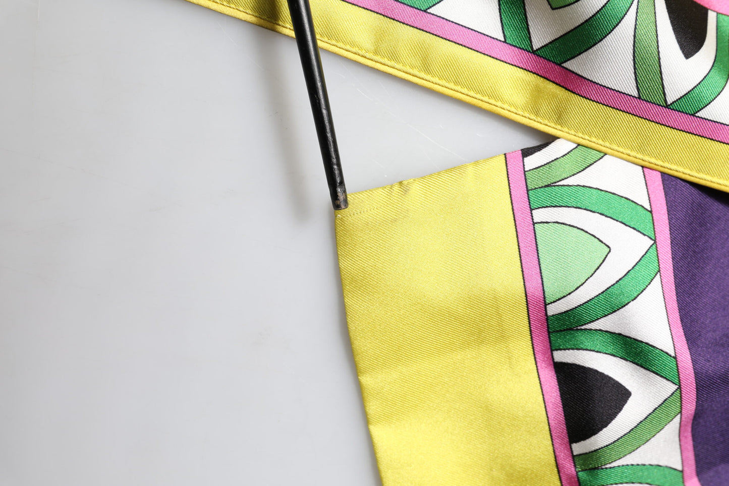 Bata cruzada de seda con mangas largas y estampado floral azul