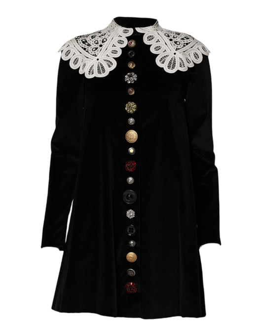 Robe en velours noir à col en dentelle ornée