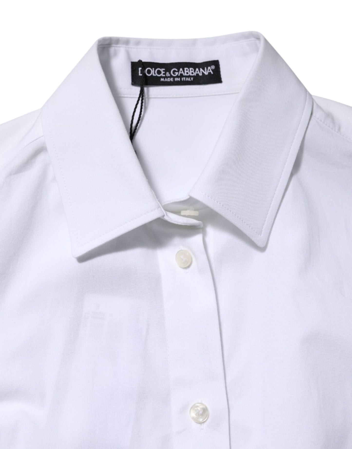 Camisa blanca de algodón con cuello y mangas largas
