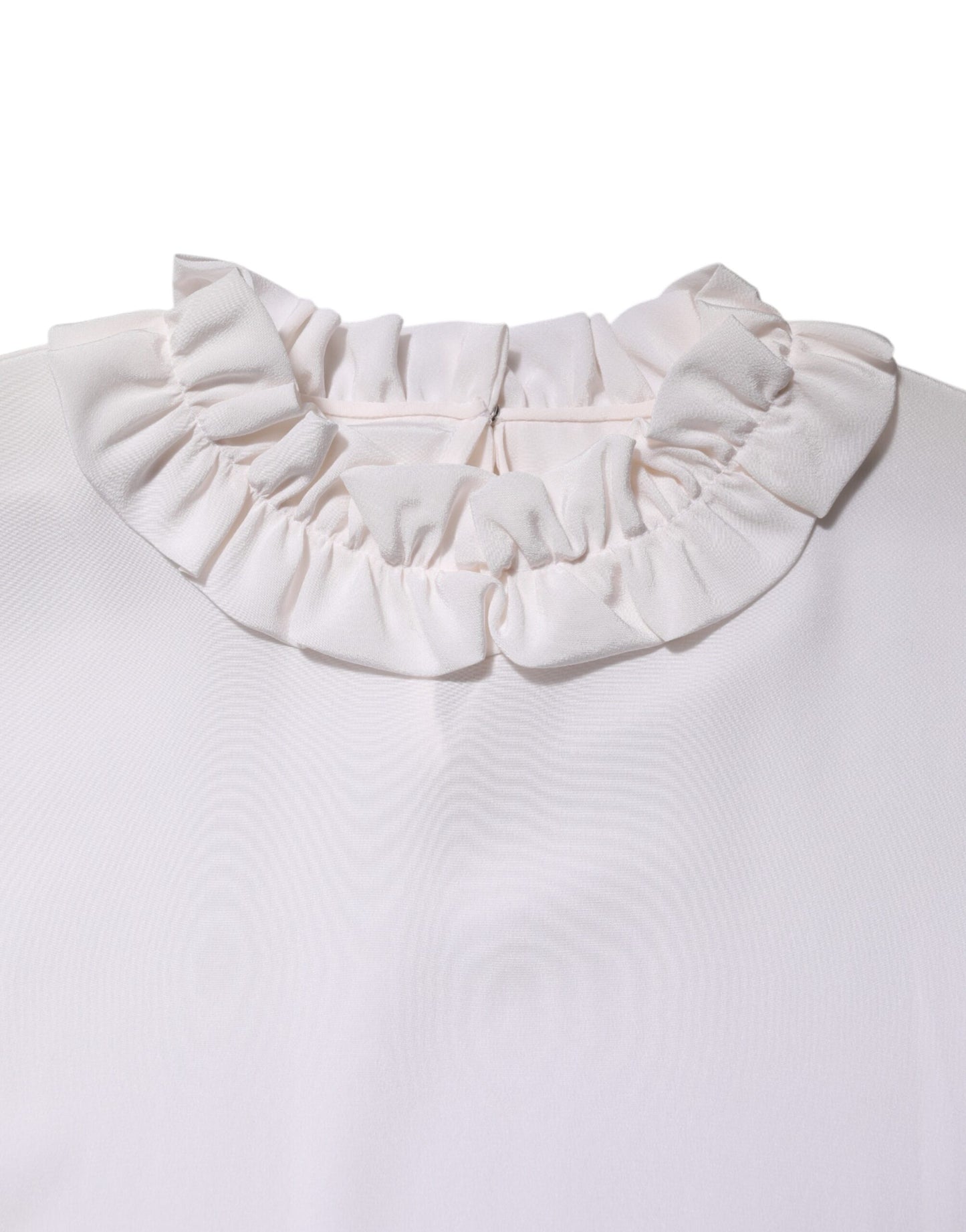 Blusa blanca con escote fruncido y volantes