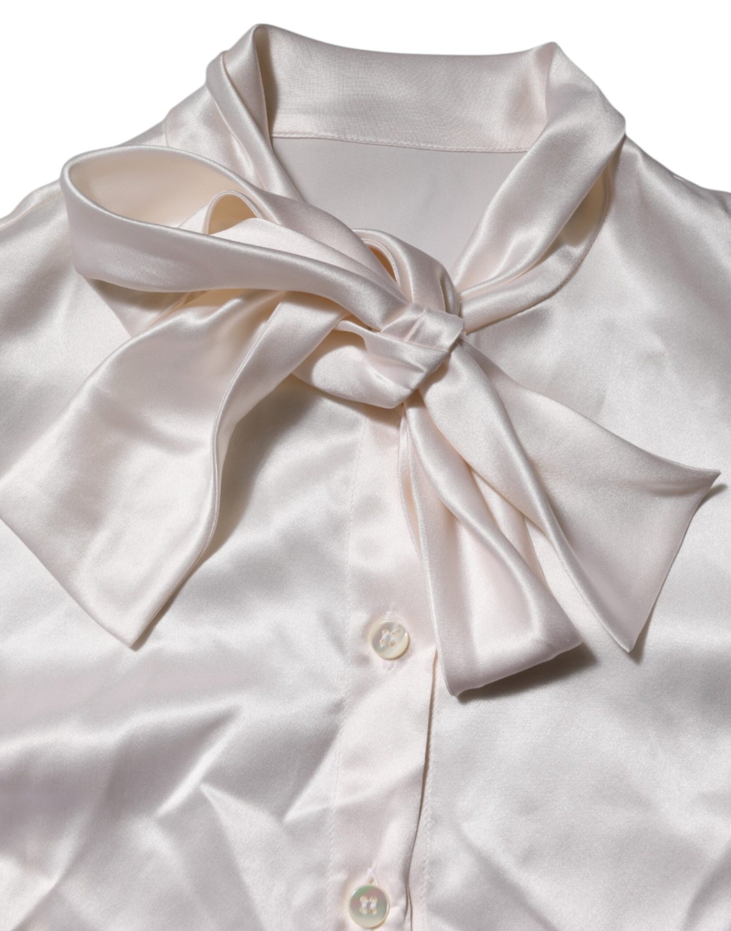 Blusa blanca de manga larga con cuello Ascot