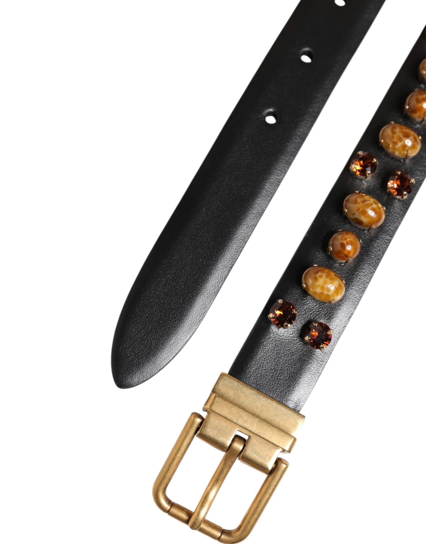 Cinturón de cuero negro con hebilla dorada y tachuelas