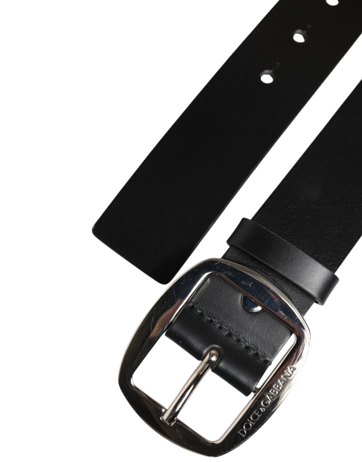 Cinturón clásico de cuero negro con hebilla de metal