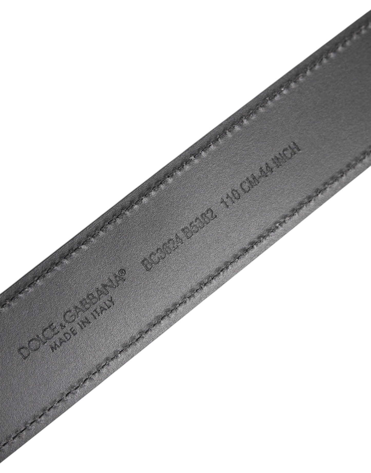 Cinturón clásico de cuero negro con hebilla de logotipo de metal