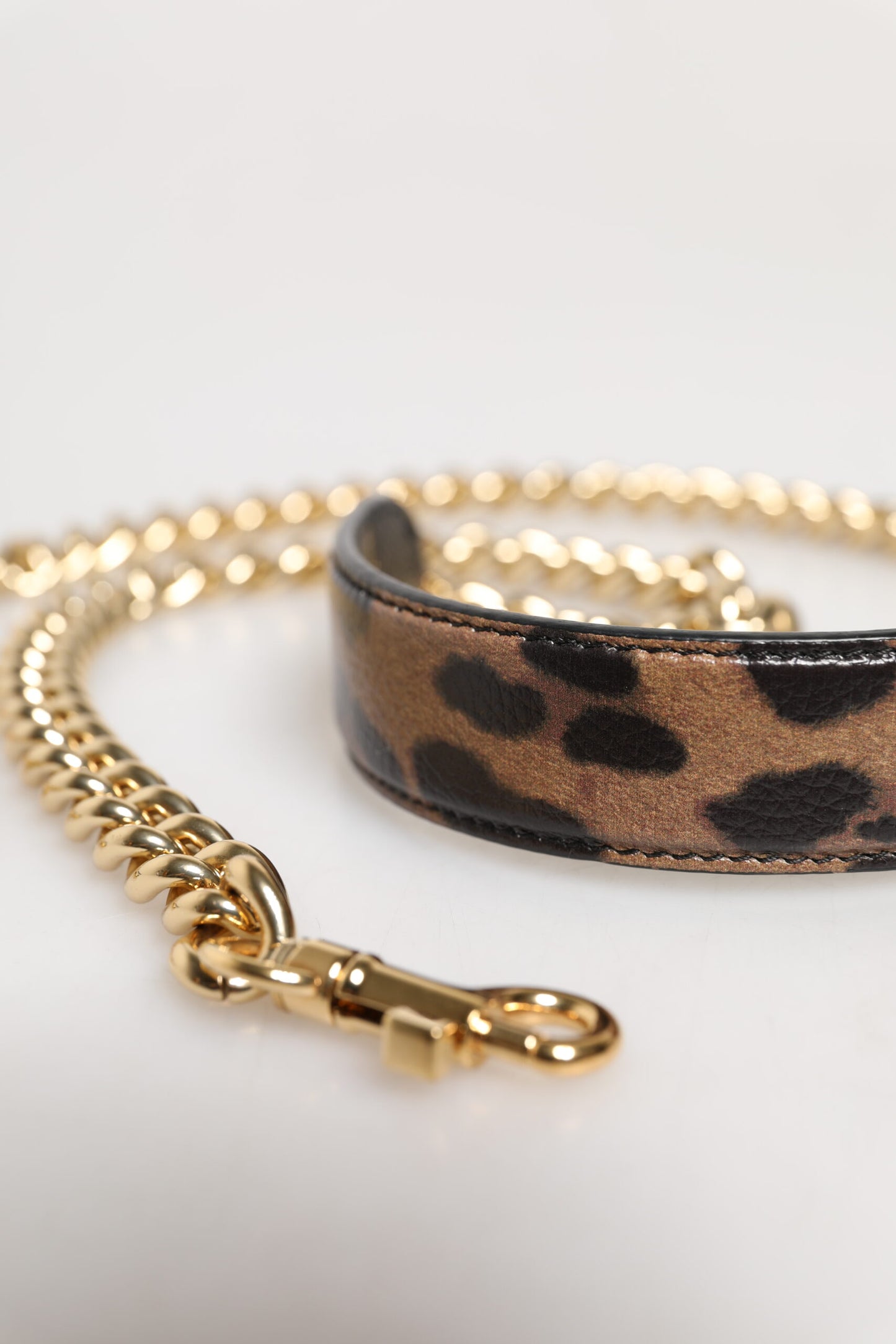 Correa para el hombro con cadena de latón dorado y estampado de leopardo marrón