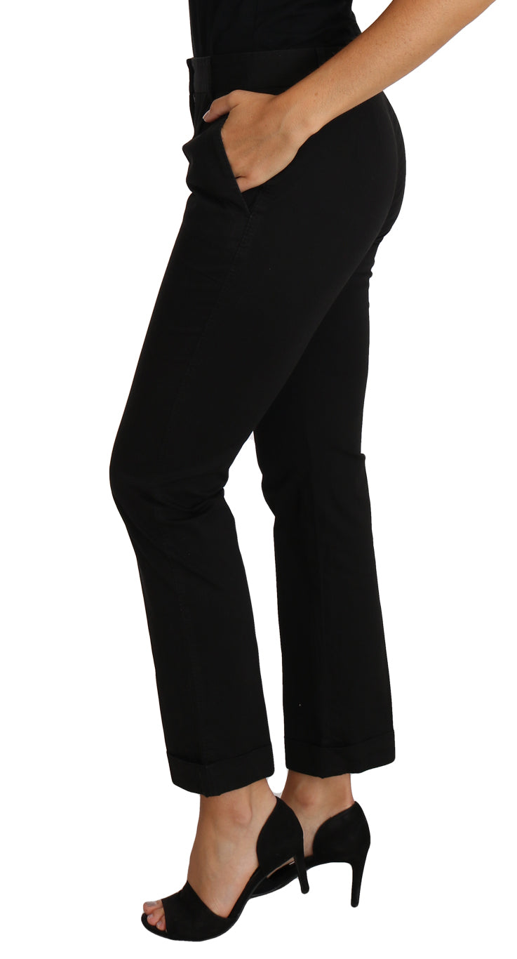 Vestido negro corto, pantalones rectos