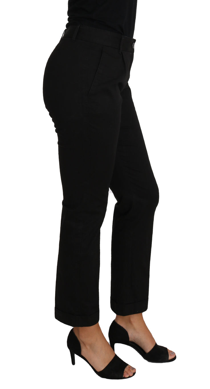 Vestido negro corto, pantalones rectos