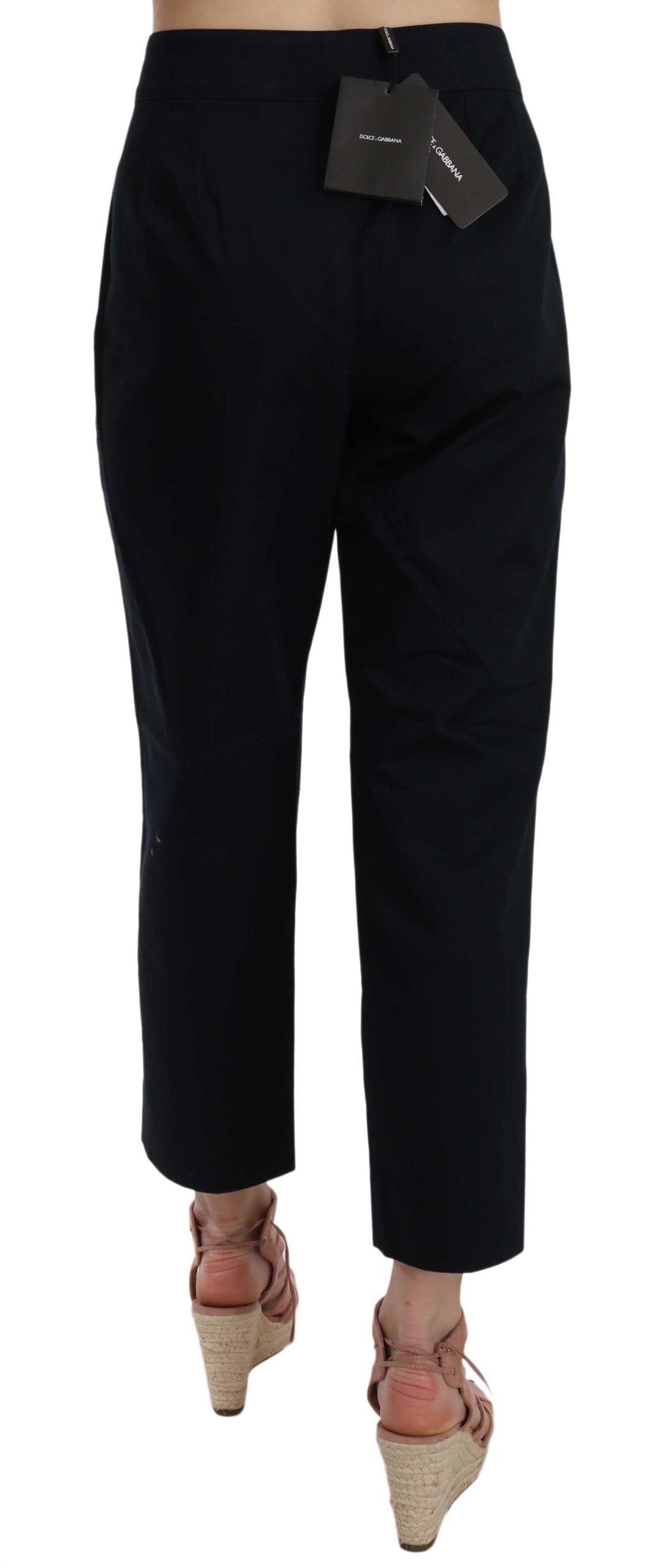 Pantalones negros cortos con botones delanteros adornados