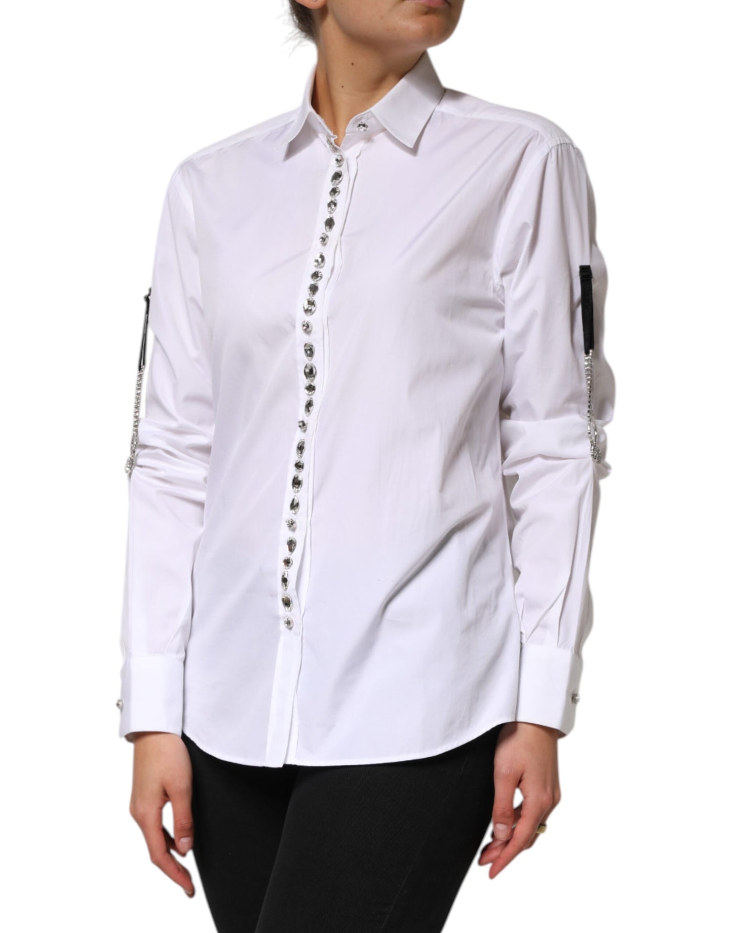 Camisa con cuello adornado con cristales blancos