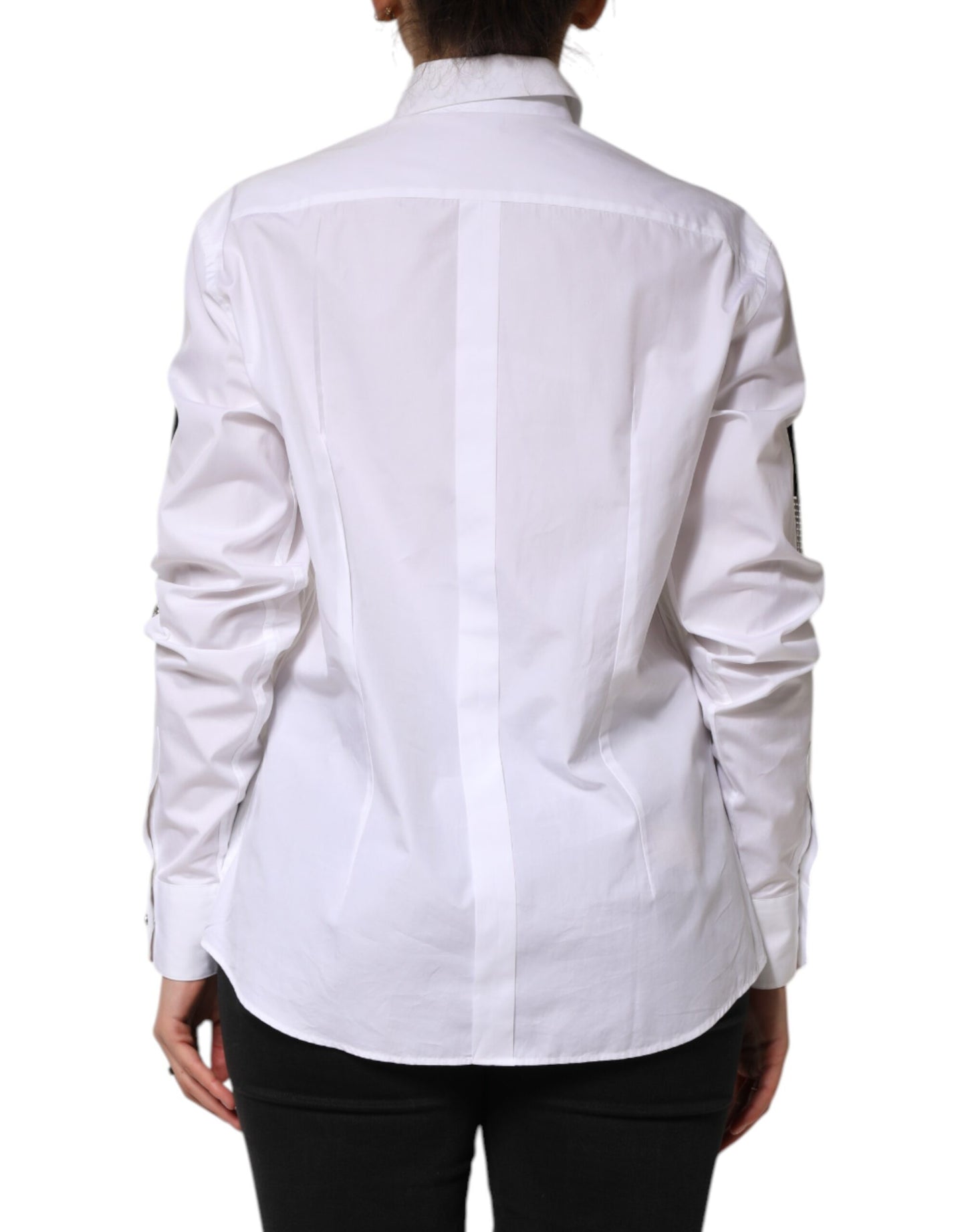 Camisa con cuello adornado con cristales blancos
