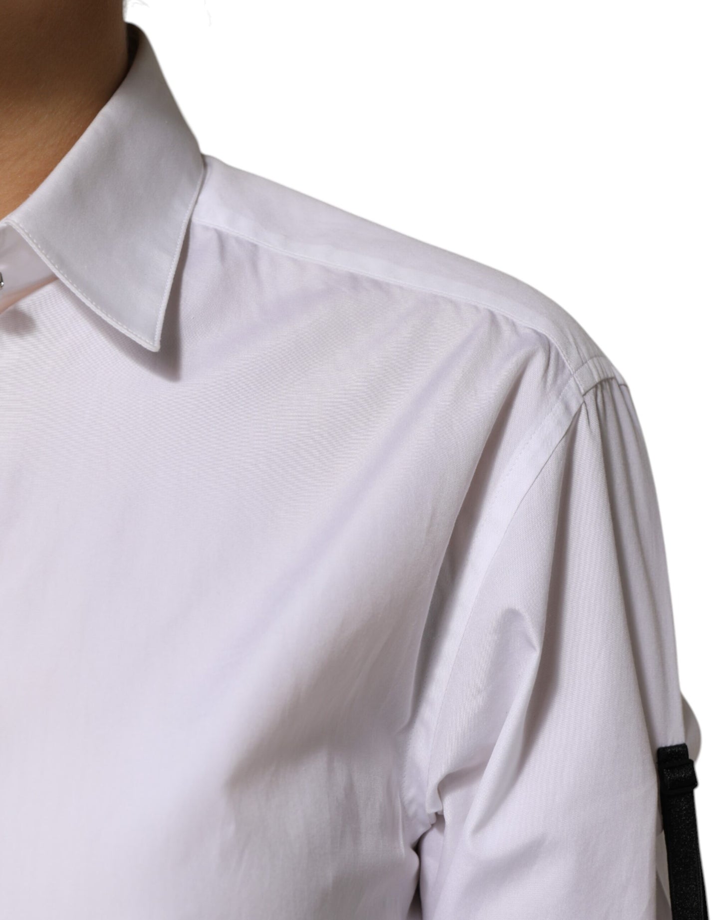 Camisa con cuello adornado con cristales blancos