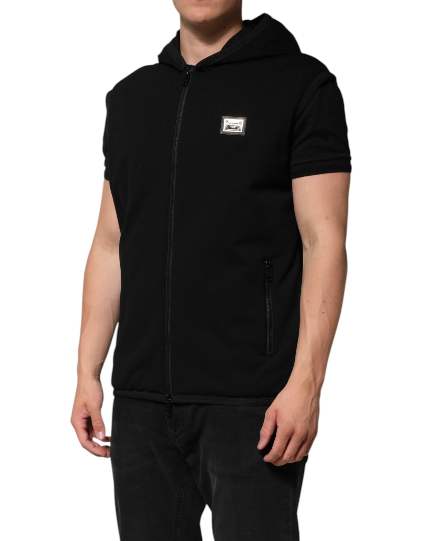 Chaqueta negra sin mangas con capucha y placa con el logotipo